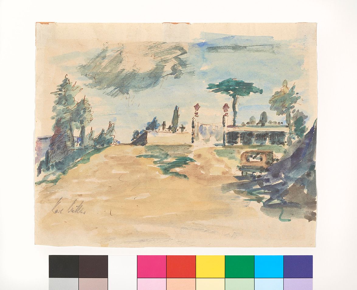 Blick auf eine von vereinzelten Bäumen begleitete ländliche Straße mit dem Tor zu einem Friedhof, von dem Kreuze über die Mauer ragen. Rechts vorne parkt ein Auto. Am Himmel steht eine grünliche Wolke.