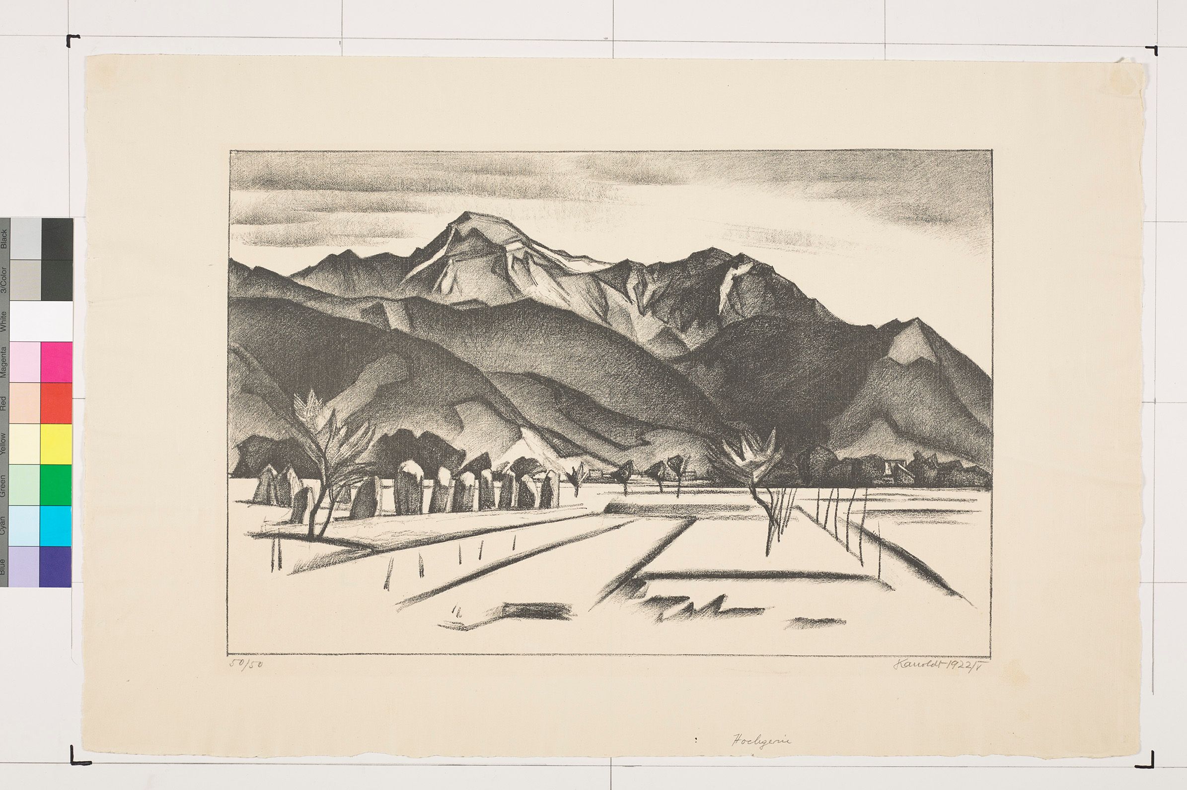 Landschaft mit einer flachen Fläche und hohen Bergen im Hintergrund (Schwarz-Weiß). 
