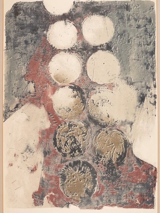 Auf einem Grund auf pastoser grauer und roter Farbe sind drei Kreisflächen mit gehäuft aufgetragenem Gold gefüllt. Die sechs Kreise darüber sind leer.