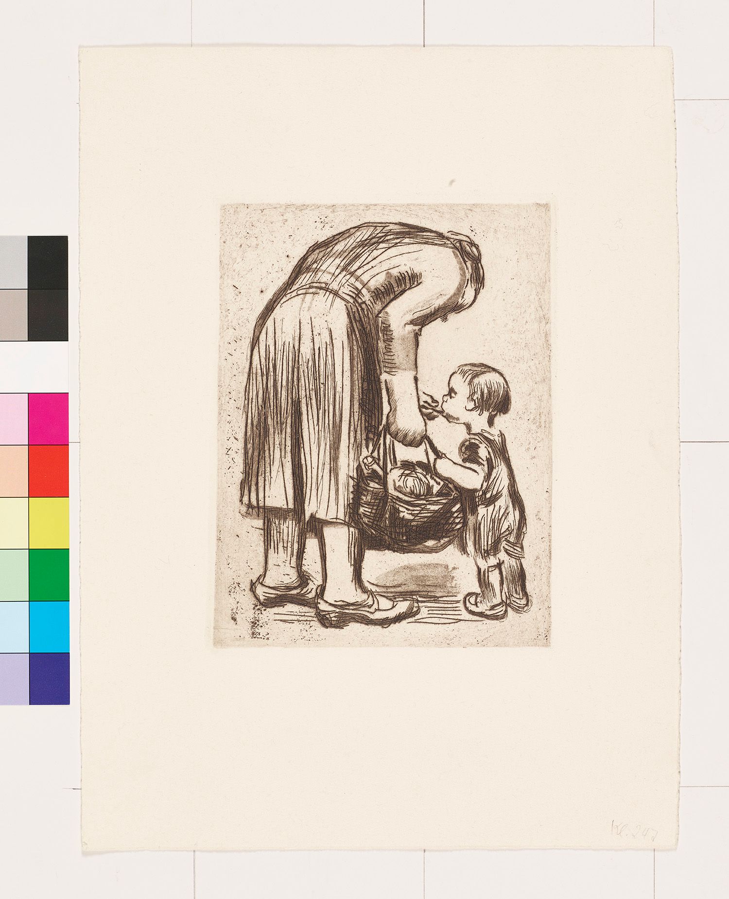 Eine Frau in Rückenansicht mit einem Korb mit Lebensmitteln reicht einem Kind, das sich am Korb festhält, etwas zu essen.