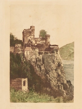 Eine Burg an einem Kliff aus der Ferne. Im Hintergrund sind Berge und Wasser.