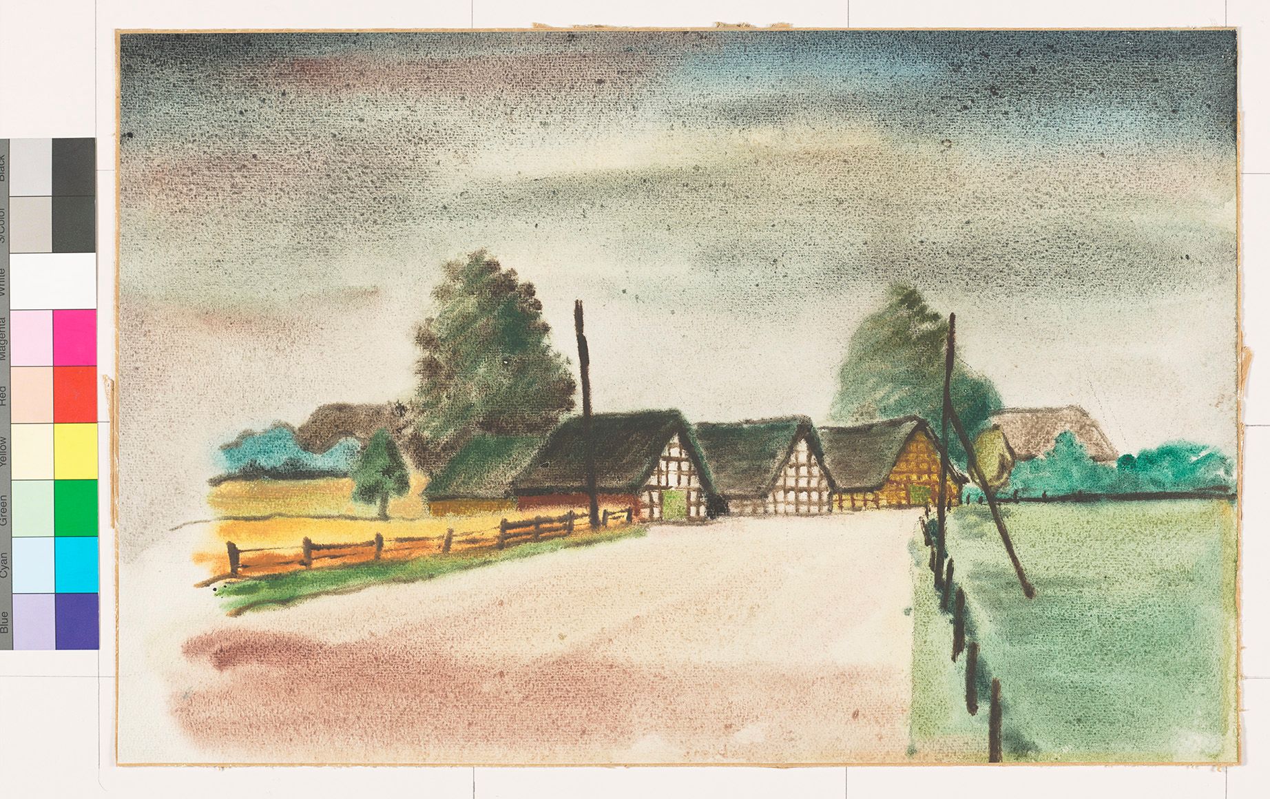 Drei Fachwerkhäuser in der Mitte des Bildes an der rechts eine Straße entlangführt. Neben der Straße links, vor den drei Fachwerkhäusern, ist ein Kornfeld zu sehen und davor ein Zaun, welcher Straße und Feld trennt. Rechts von der Straße ist eine grüne Wiese, die ebenfalls per Zaun von der Straße abgetrennt ist. Links und rechts der Straße ist zudem jeweils ein Mast zu sehen. Im Hintergrund, rechts hinter dem hinteren der drei Fachwerkhäuser, ist das Dach eines weiteren Hauses hinter ein paar grünen Büschen zu sehen. Der Himmel über den Häusern ist bewölkt und etwas gräulich. 