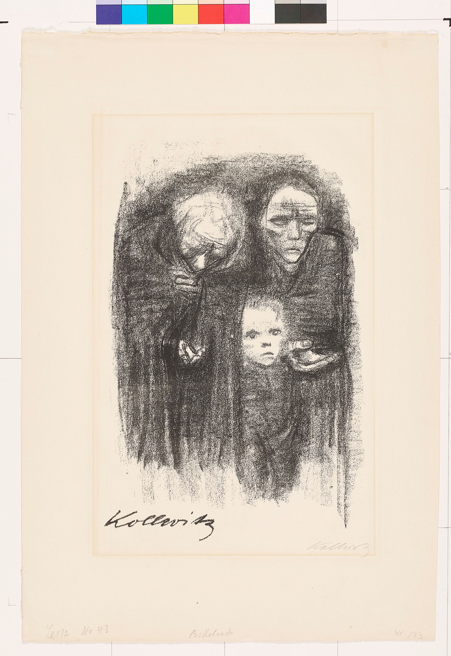 Zwei Erwachsene und ein Kind stehen dicht beieinander. Der Kopf der linken Figur mit grauen, schütteren Haaren ist gesenkt, die Augen verschlossen. Mit der linken Hand hält sie einen Umhang zusammen, mit bittender Geste ist ihre rechte Hand erhoben. Auch die Augen der rechten Figur sind verschlossen. Tiefe Furchen ziehen sich über ihre Stirn und auch ihre Hand ist bittend geöffnet. Vor den beiden steht ein Kind, das mit ernstem Ausdruck aus dem Bild blickt. Die Komposition in Kohlestift ist nicht über das ganze Papier ausgeführt, sondern umrahmt die Figuren.