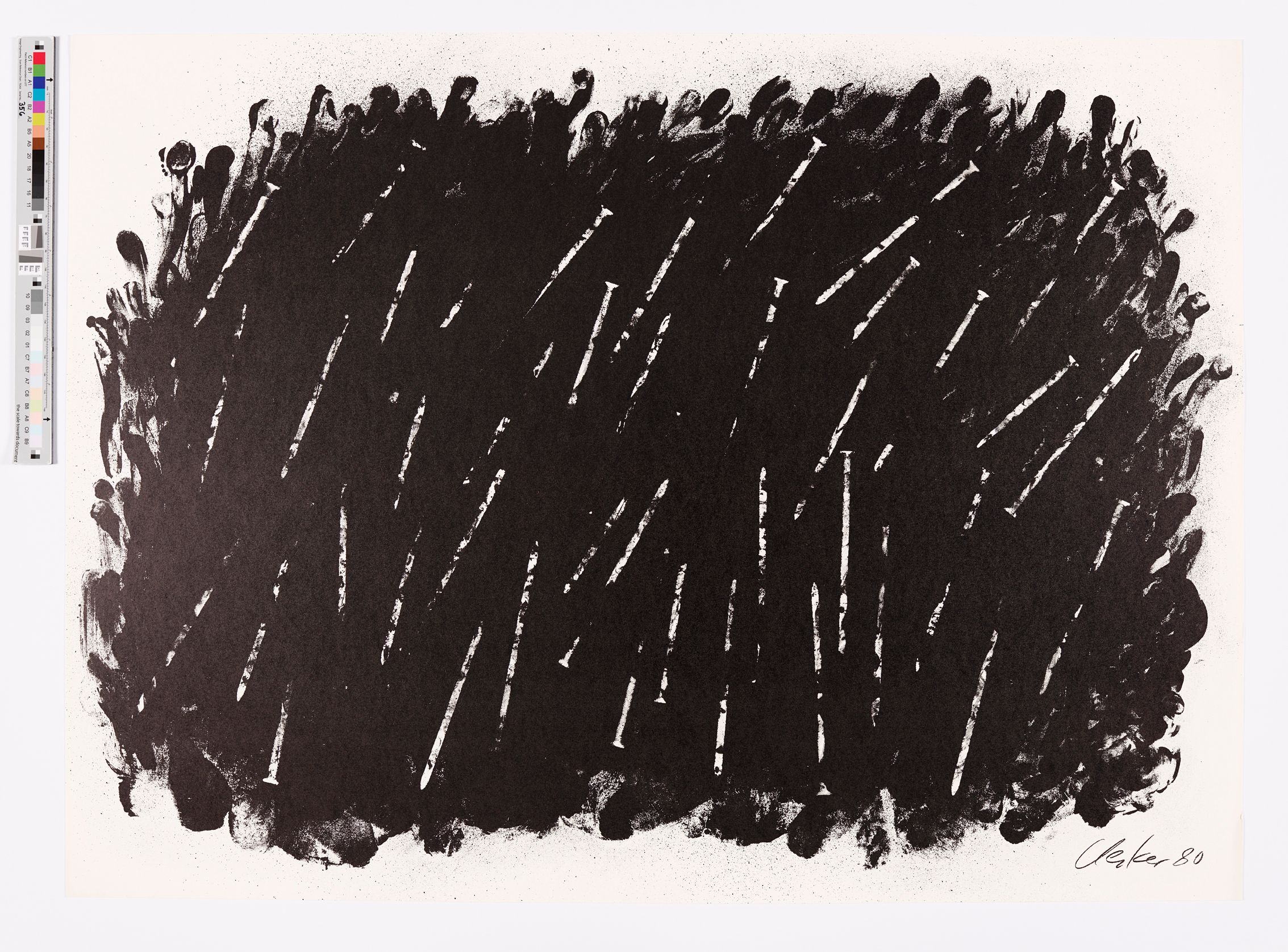 Ein rechteckig abgerundetes schwarzes Feld mit ausgefransten Rändern ist mit unregelmäßig angeordneten weißen Strichen überzogen.