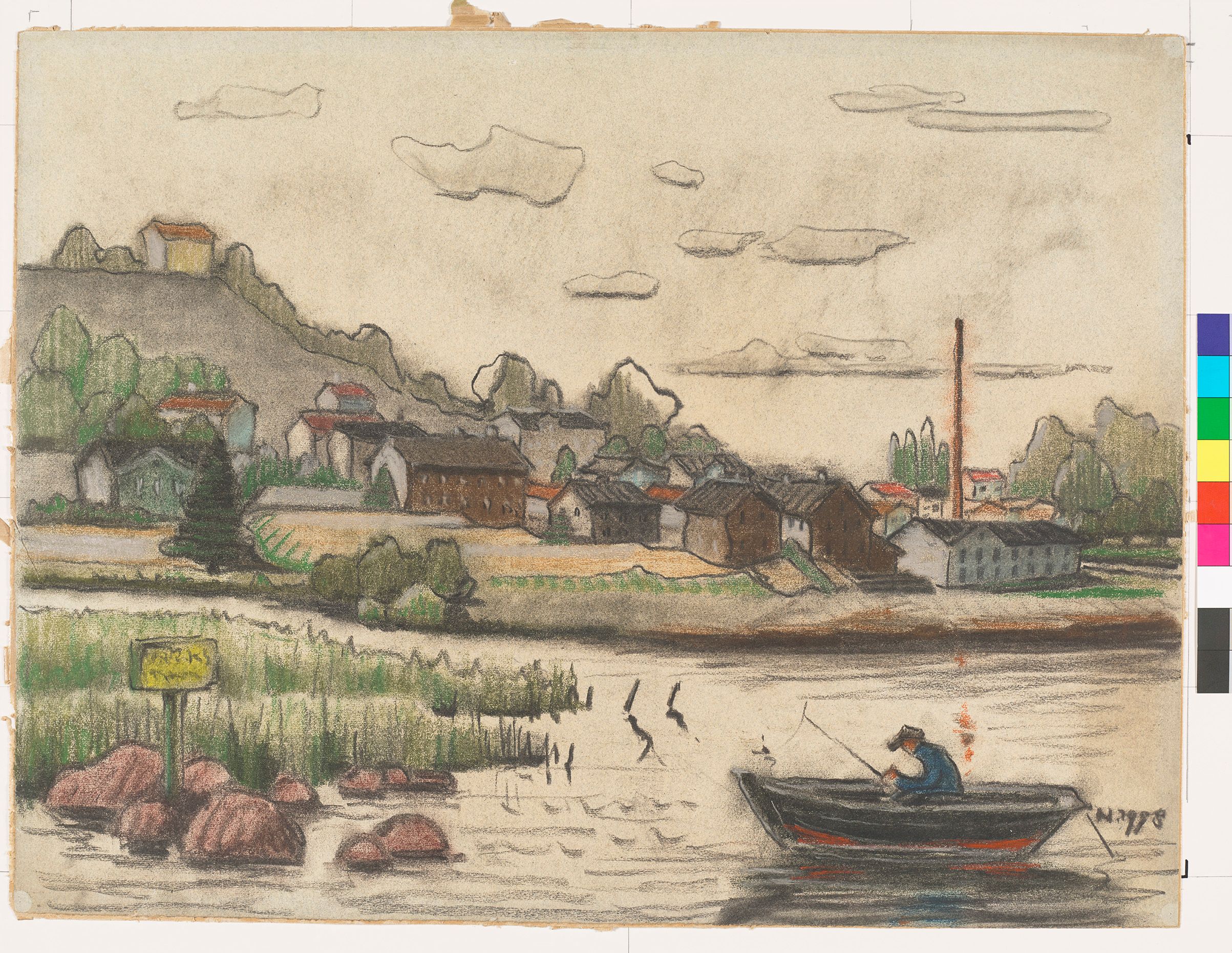 Blick auf ein Seeufer. Im Hintergrund sind einige Häuser und ein Haus auf einem Berg zu erkennen. Im Fokus steht ein einzelnes Fischerboot, in diesem sitzt eine Person und angelt. Direkt vor der angelnden Person ist ein gelbes Schild platziert, hinter diesem befindet sich Schilf. 