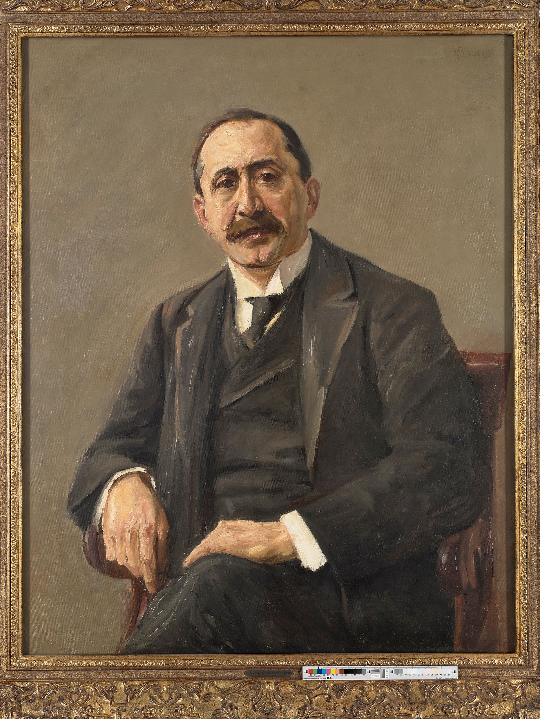 Gemälde. Darstellung des Bankiers Julius Stern. Julius Stern sitzt auf einem Stuhl und trägt einen Anzug. Sein Blick ist nach vorne gerichtet.