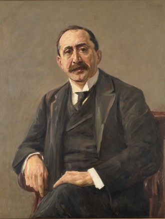 Gemälde. Darstellung des Bankiers Julius Stern. Julius Stern sitzt auf einem Stuhl und trägt einen Anzug. Sein Blick ist nach vorne gerichtet.