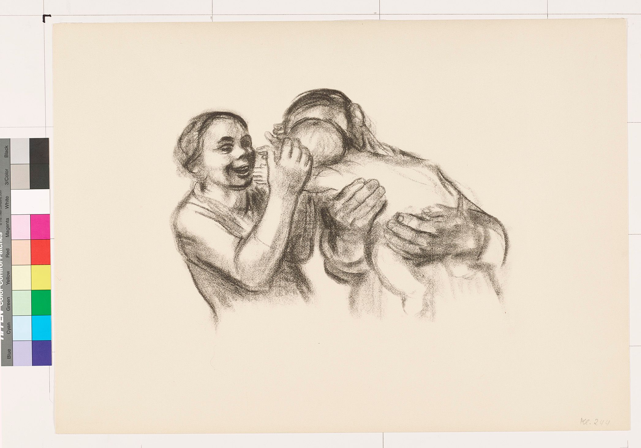 Mit einem Lächeln blickt eine Frau auf ein Baby und streichelt seinen Kopf, während das Baby die Hände nach ihr ausstreckt. Es wird in den Händen eines Mannes gehalten, dessen Gesicht durch das Baby verdeckt ist.