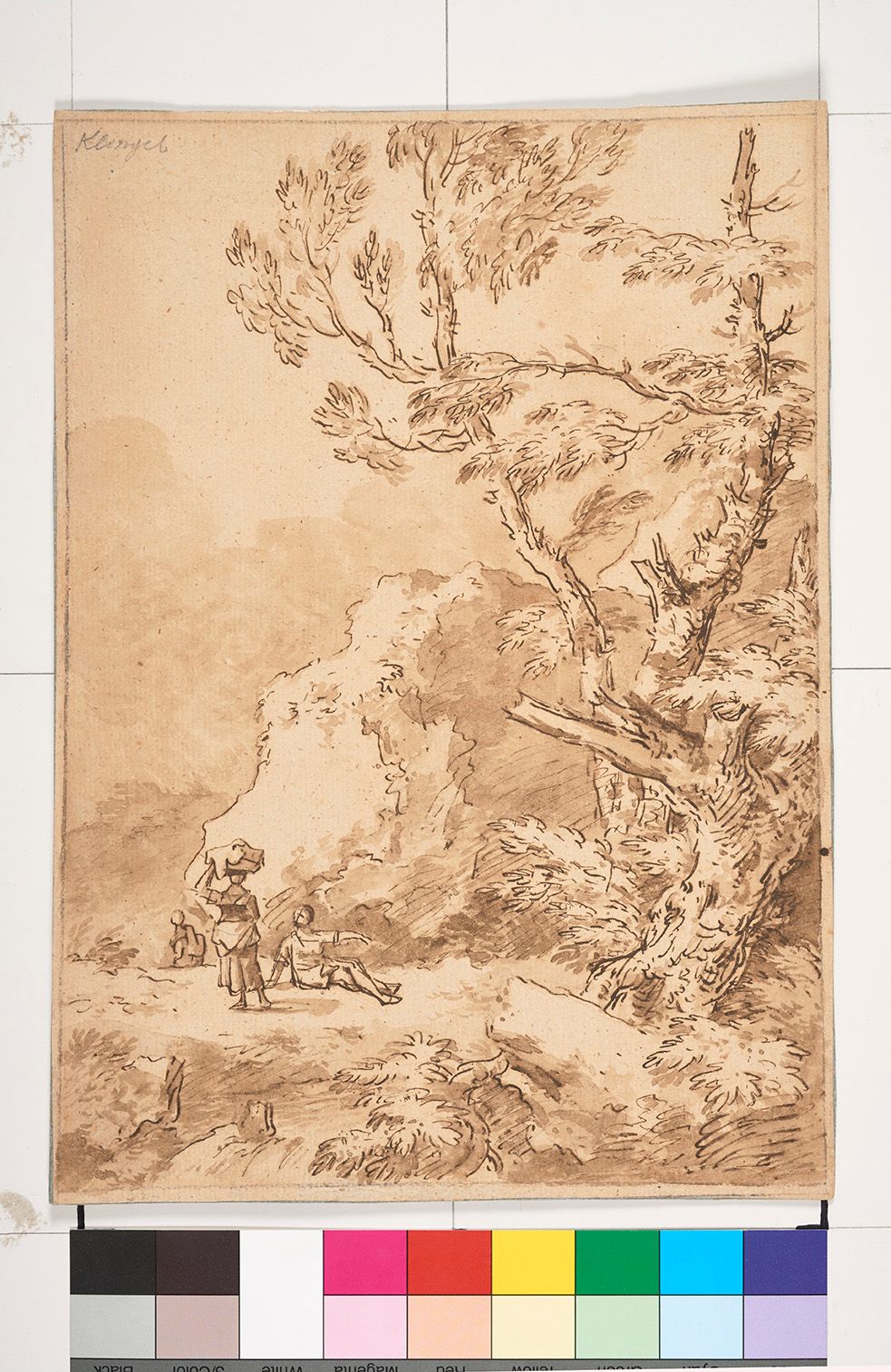 Waldgebiet mit zwei sitzenden und einer stehenden Person. 