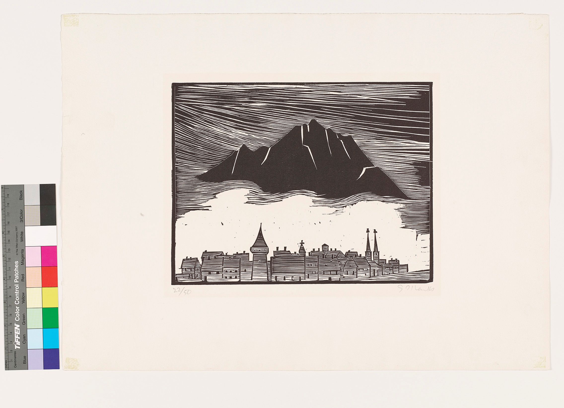 Die Silhouette der Stadt Luzern vor einem schwarzen Bergmassiv im Hintergrund.