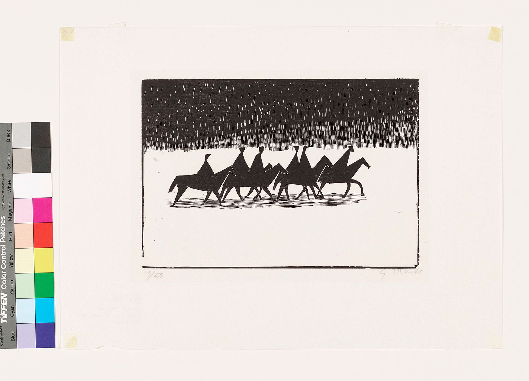 Die schwarzen Silhouetten von sechs Reitern auf einer weißen Ebene im Schnee.