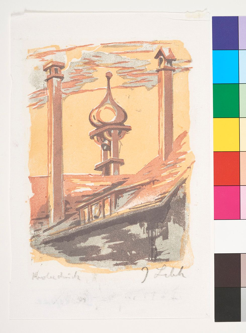 Ein Glockenturm mit Zwiebelhaube, eingerahmt von zwei hohen, schmale Kaminen.