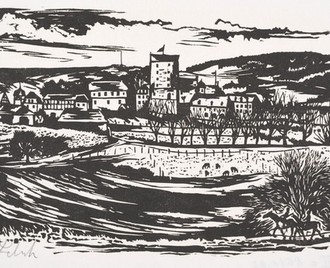 Blick auf eine Festungsanlage mit Vieh auf einer Weide im Vordergrund und zwei Reitern.