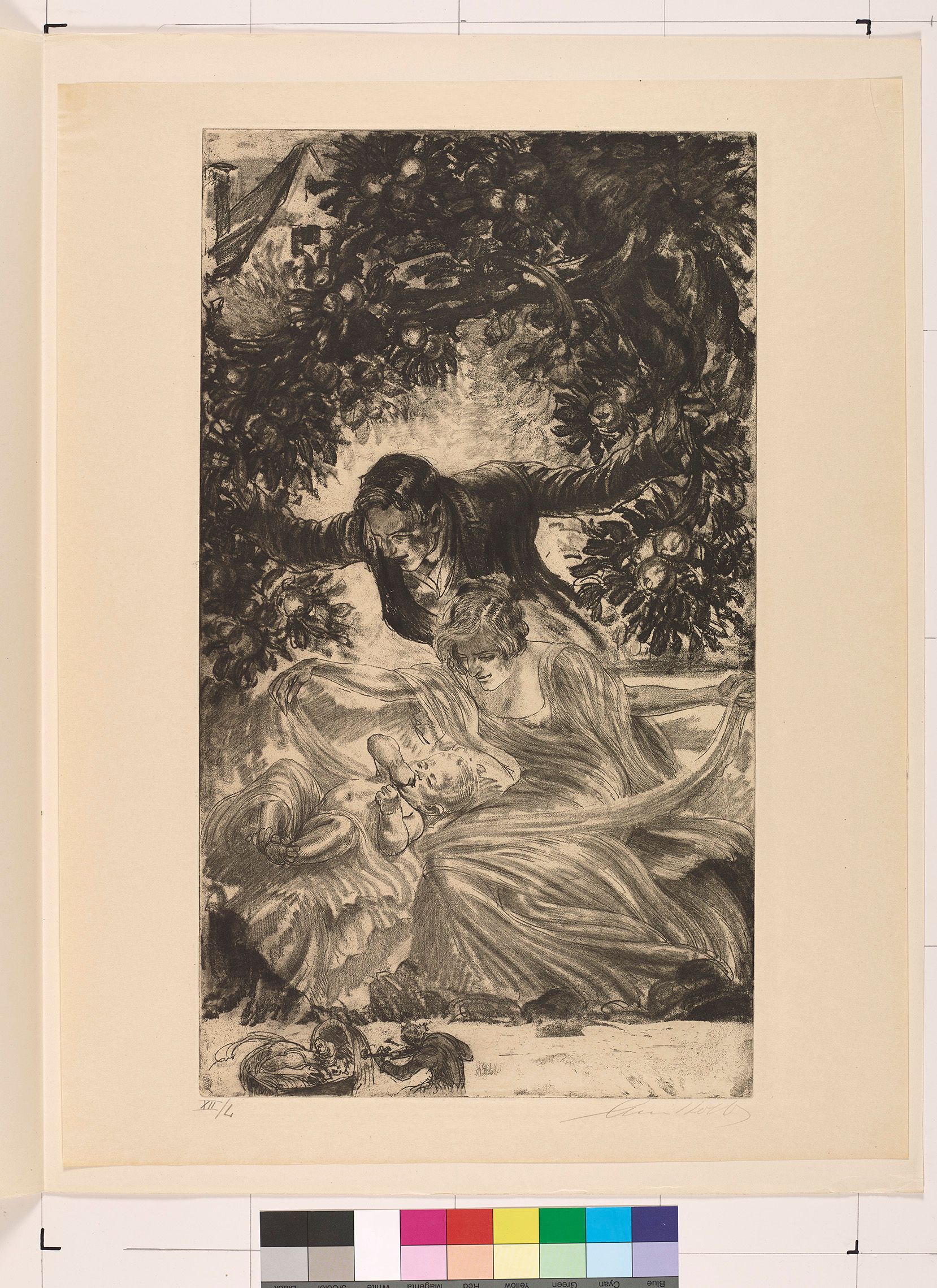 Eingerahmt von den tief hängenden Ästen eines Apfelbaums eines links im Hintergrund zu sehenden Hauses beugen sich ein Mann und seine Frau mit freudigem Ausdruck über ihr Kind das mit geschlossenen Augen und Zufriedenem Ausdruck an seinem Daumen nuckelt.