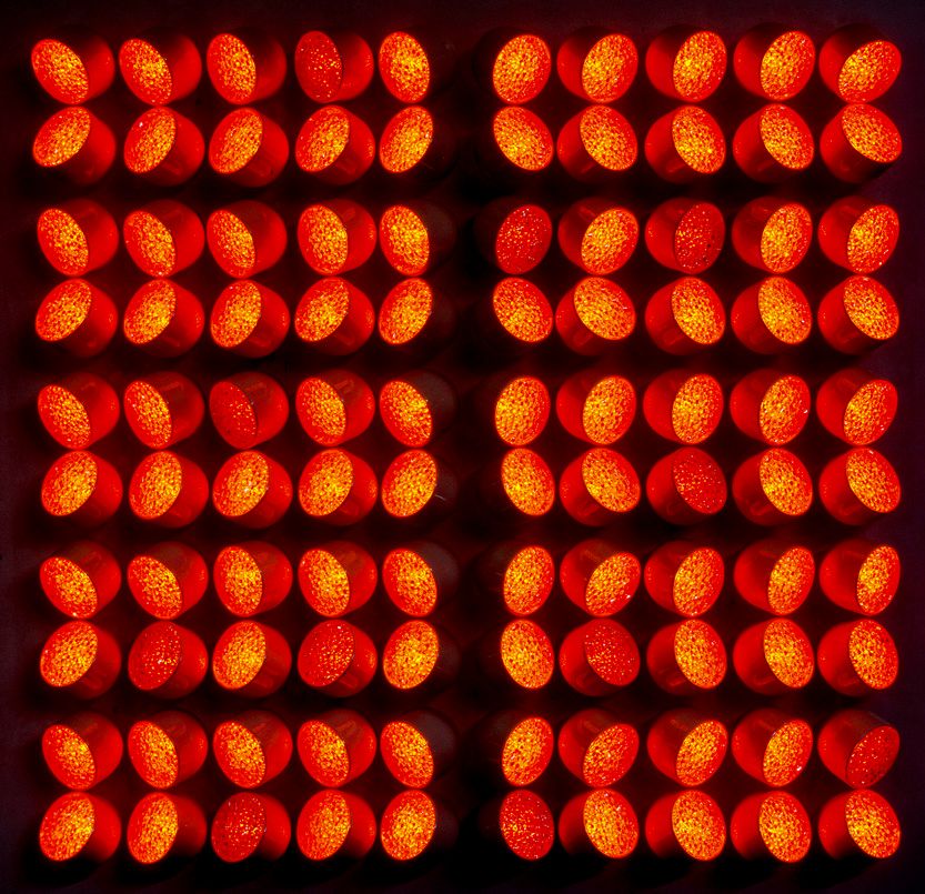 Orientierungsleuchten auf weißem Untergrund. Die Leuchten sind in zwei Richtungen ausgerichtet. 