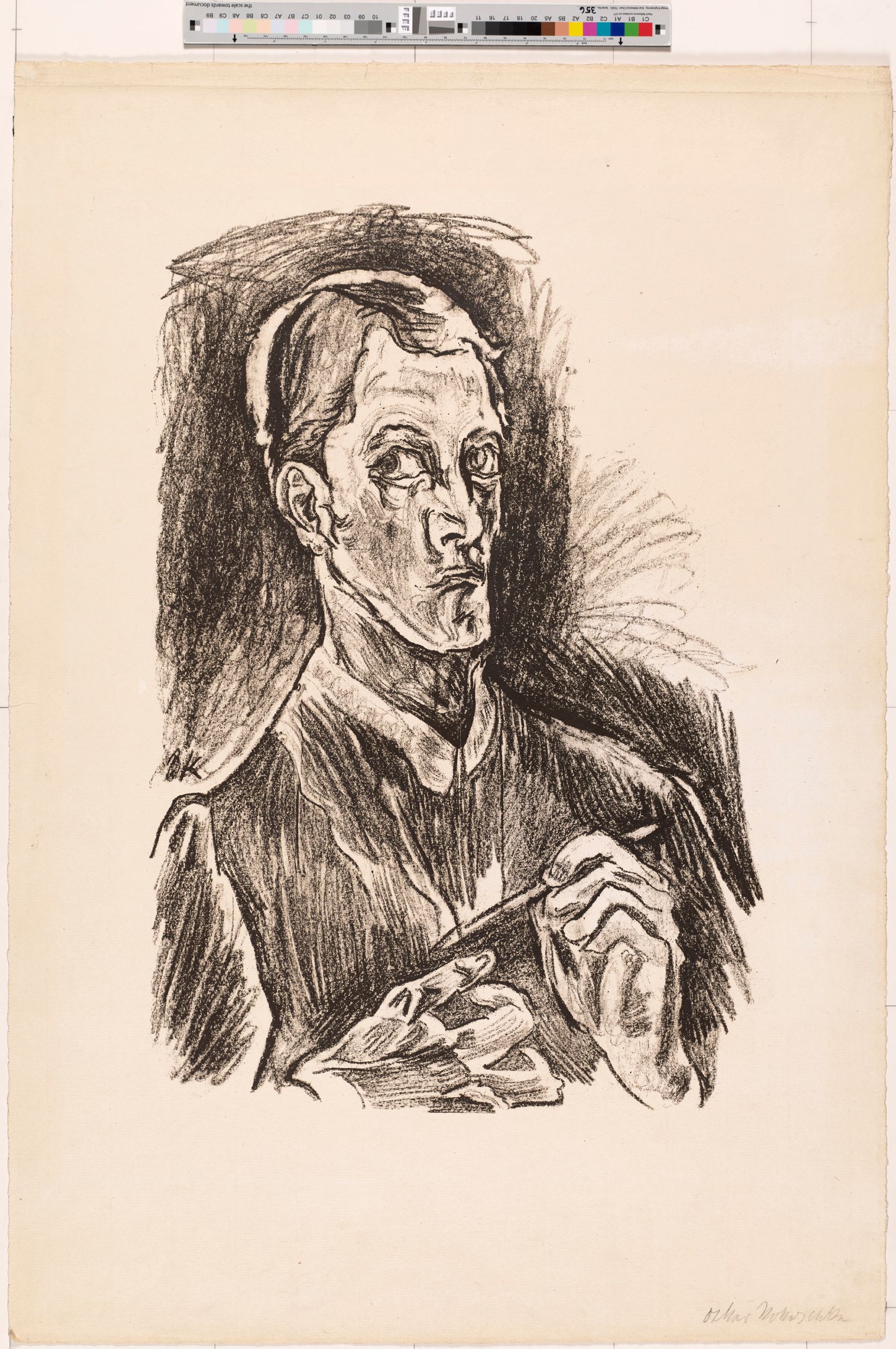 Zeichnung. 3/4 Ansicht von einem Männergesicht mit Seitenscheitel und einem Stift in der Hand (Schwarz-Weiß).