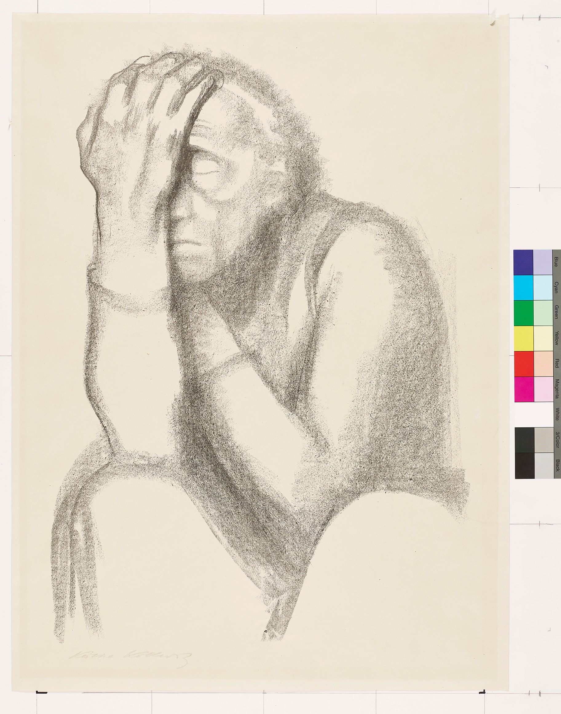 Eine Frau stützt ihre Ellenbogen auf die Knie und bedeckt ihr Gesicht mit ihrer rechten Hand.