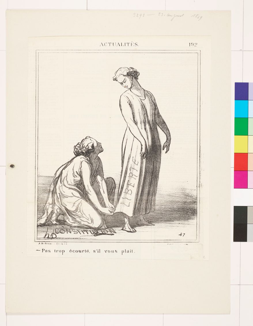 Zeichnung von zwei Frauen bei der Ankleide. Die linke Frau kniet auf dem Boden und hält den Saumen fest. Die rechte Frau steht und schaut zu der knienden Frau. Auf dem Kleid ist ein Schriftzug.