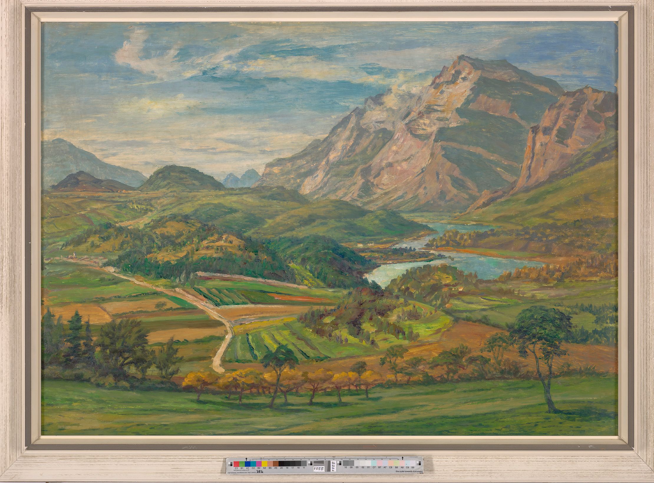 Landschaftsmalerei. Berglandschaft mit davor liegendem Tal. Im Tal verläuft ein Fluss. Außerdem sind Bäume und Felder zu sehen. 