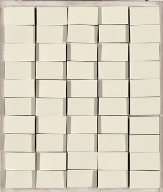 Lichtschalter auf Holzplatte. Die Lichtschalter sind in unterschiedliche Richtungen gestellt.