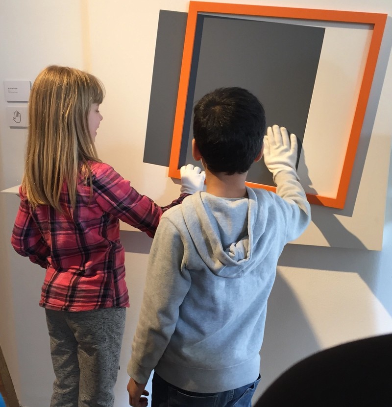 zwei Schüler*Innen an einem Kunstwerk zum Anfassen.