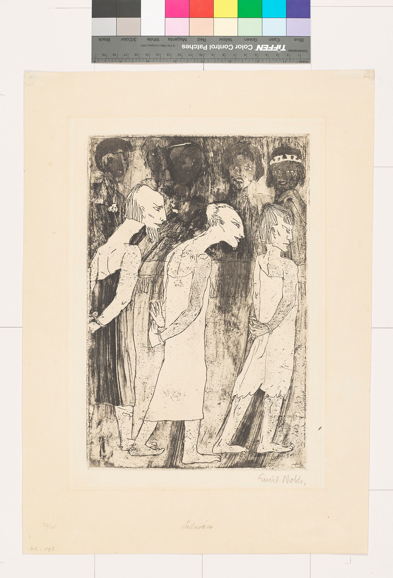 Drei weiße, in Röcke gekleidete Männer, zwei davon mit Bart, laufen mit auf den Rücken gefesselten Händen nach rechts und werden von fünf schwarzen Personen im Hintergrund beobachtet.