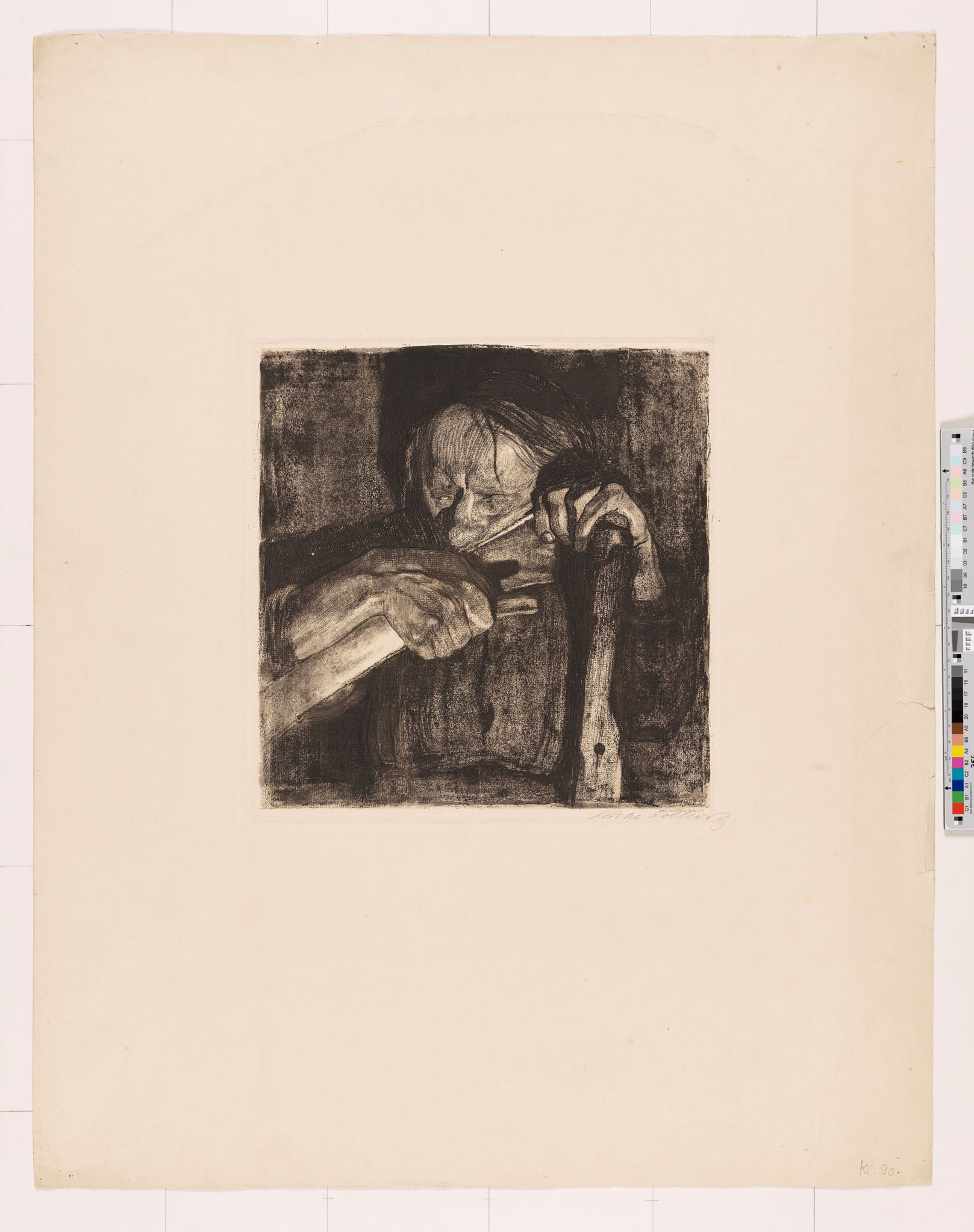 Mit geschlossenen Augen presst eine Frau ihre Wange gegen das Blatt einer Sense. Mit der linken Hand stützt sie sich auf den Stab, in ihrer rechten Hand hält sie ein Stück Metall oder Stein zum Schleifen oder Dengeln der Klinge.