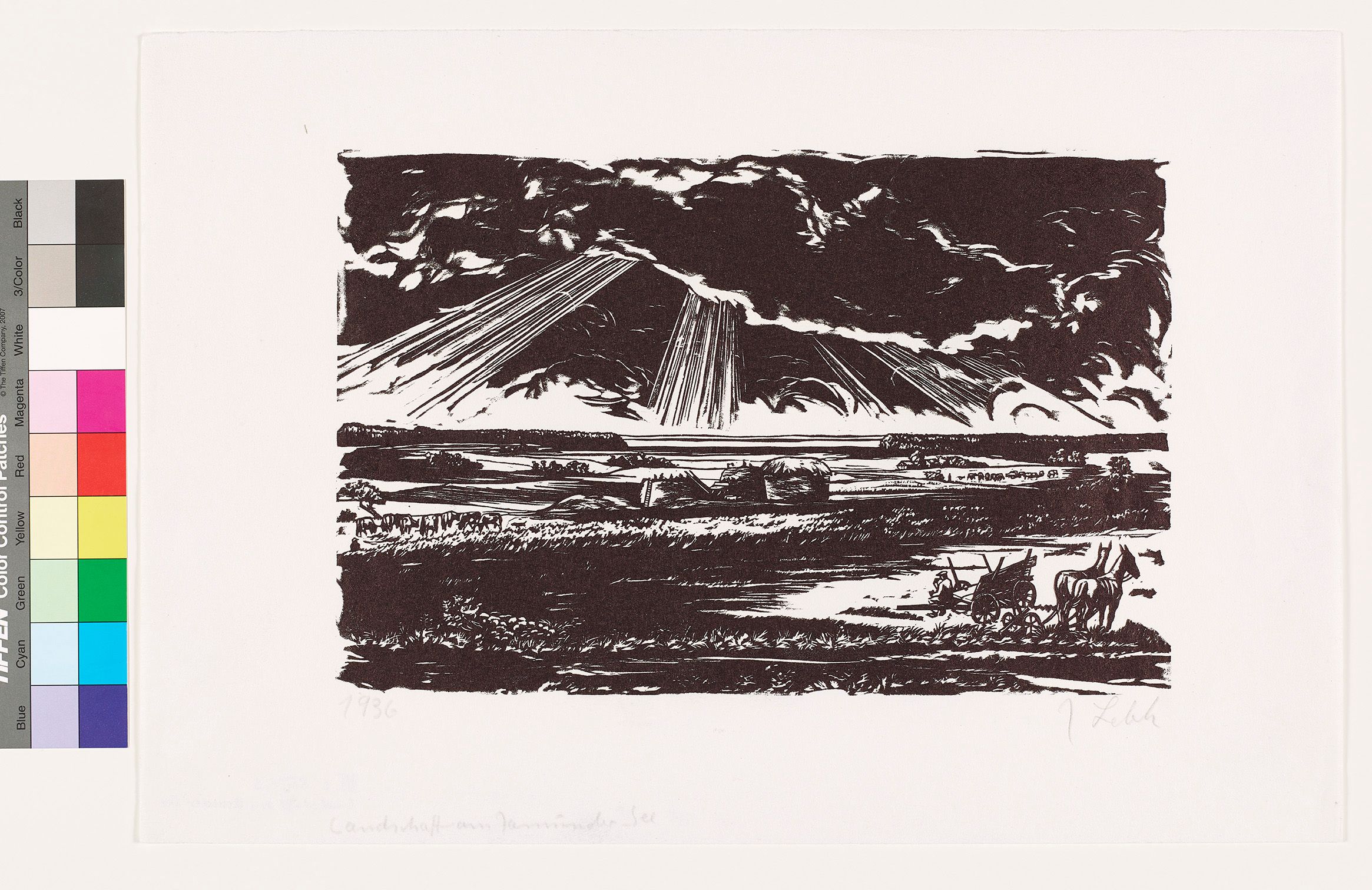 Blick auf flache ebene mit Feldern unter einem bewölkten Himmel mit dramatisch durchbrechenden Lichtstrahlen. Im Vordergrund sitzt ein bauer auf einem Wagen neben seinen Pferden an einem Pflug und macht Brotzeit.