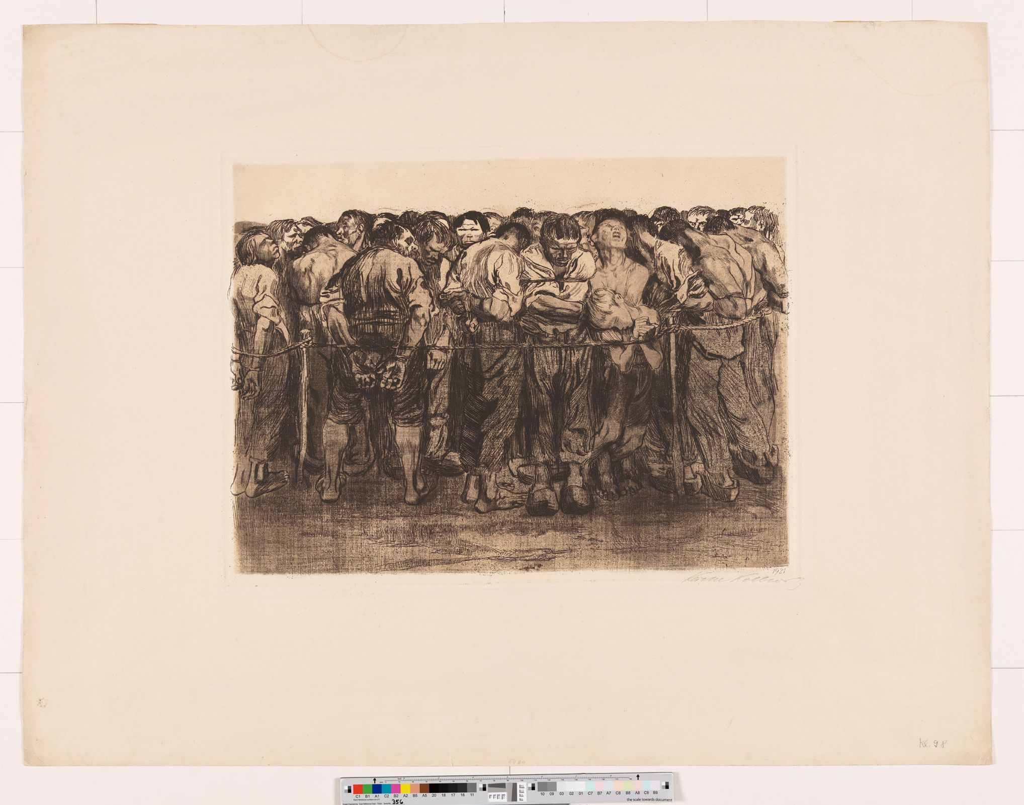 Eine große Gruppe von Männern steht hinter einer Abgrenzung aus Pflöcken und Seilen. Ihr Hände sind teils auf dem Rücken teils um die Arme gefesselt. Die Ausdrücke in ihren Gesichtern reichen von stoischer Leere bis zu schmerzlicher Verzerrung.