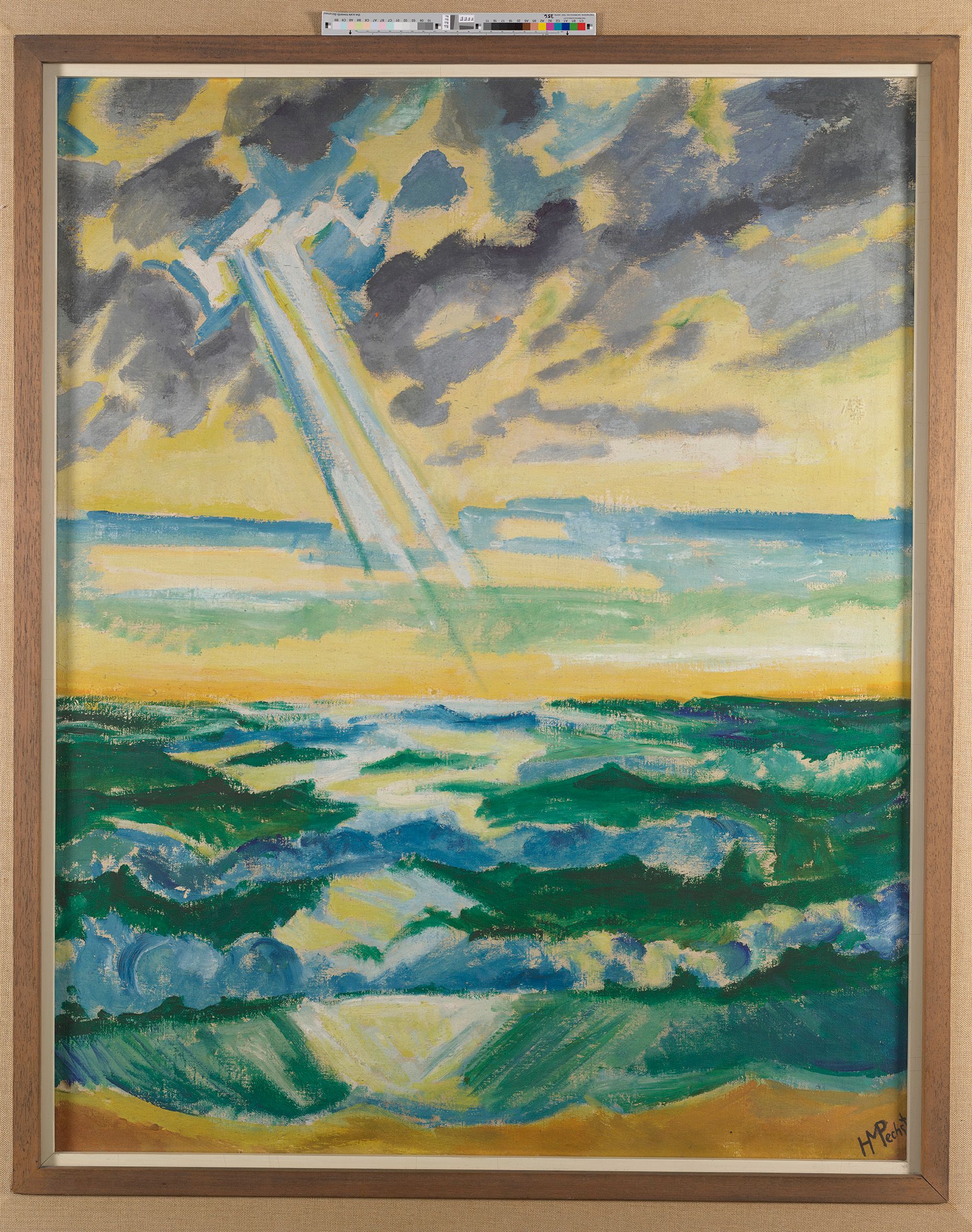 Ein Bündel Sonnenstrahlen bricht durch eine graue Wolkendecke und scheint auf die Wellen eines grün gefärbten Meeres. 