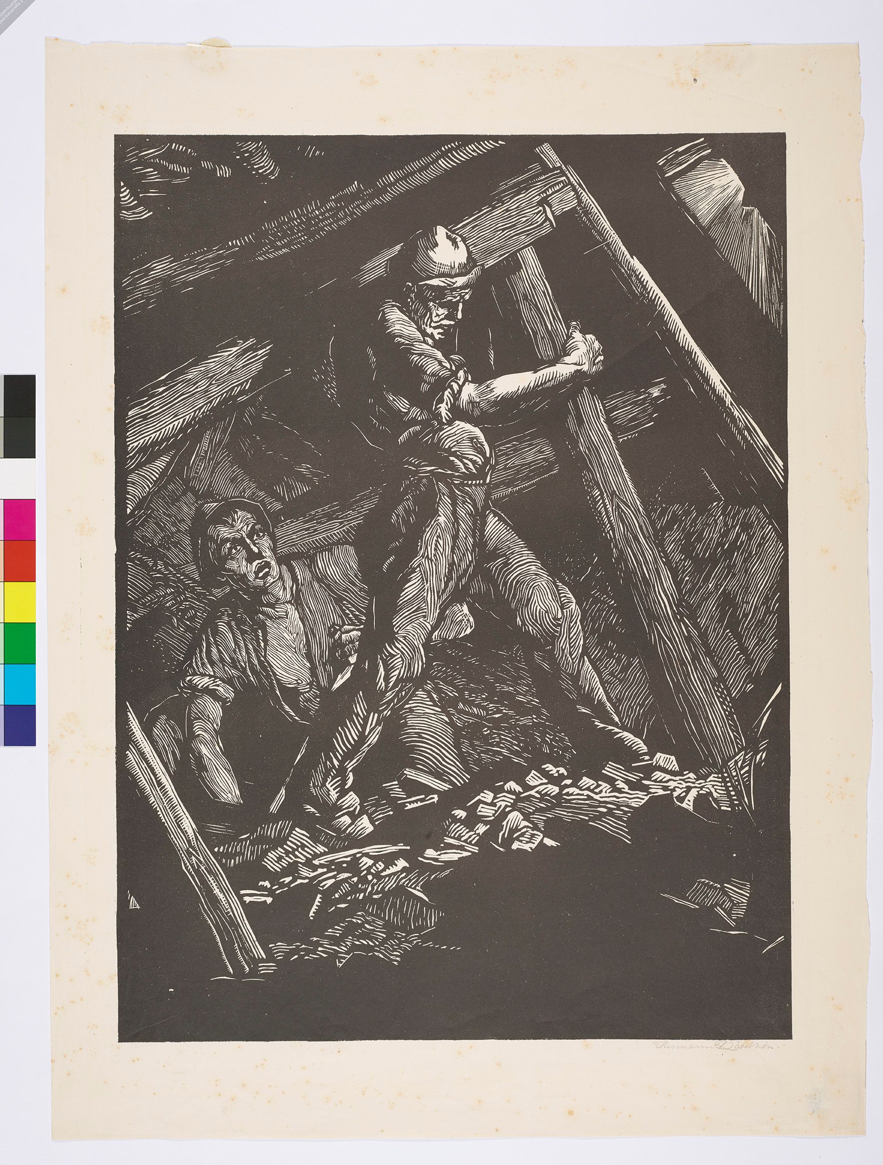 Zwei Männer im Kohlestollen. Der eine Mann sitzt und der andere Mann stellt zwei Holzstücke wieder auf (Schwarz-Weiß). 