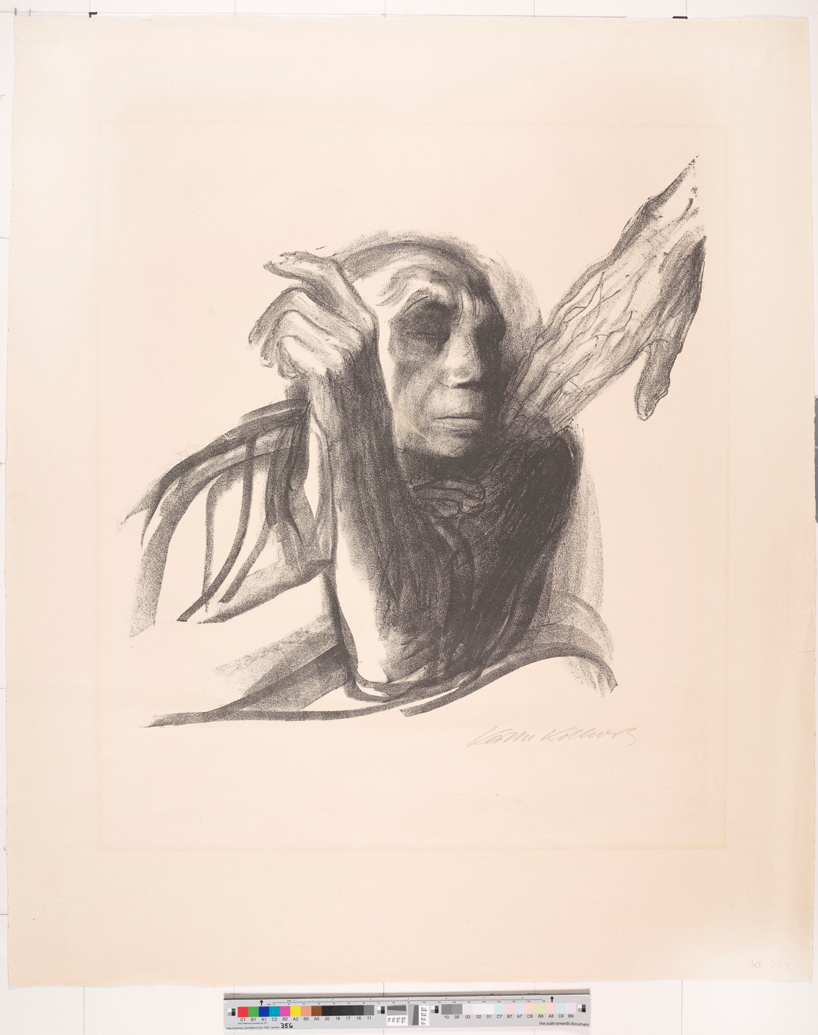 Eine knöchrige, mit Adern durchzogene Hand legt sich auf die Schulter einer Frau mit geschlossenen Augen und aufgestützem Arm