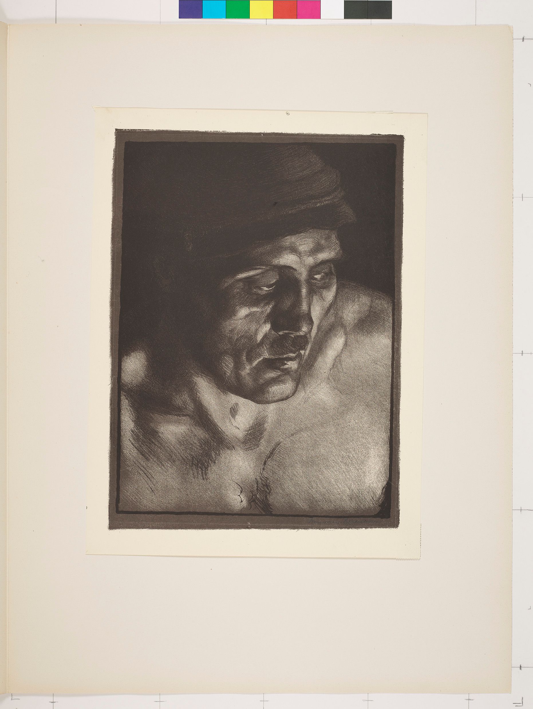 3/4 Portrait von einem Mann, der schräg nach unten schaut. Er ist Oberkörperfrei und hat trägt einen Helm (Schwarz-Weiß).