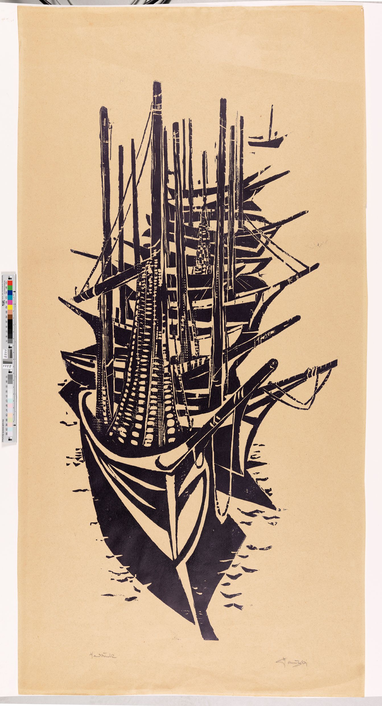 Fischerboote auf Wasser. Fischerboote stehen hintereinander. 