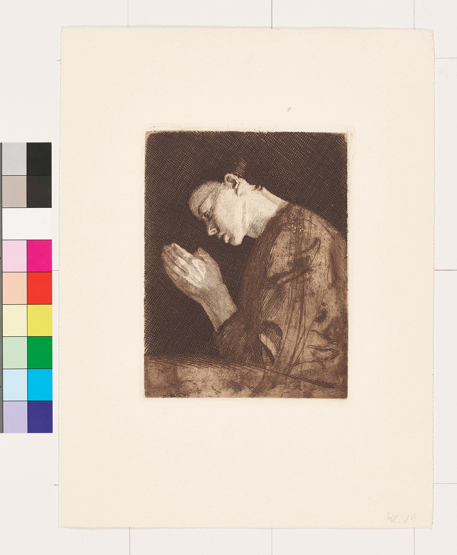 Eine nach links gerichtete junge Frau betet mit gefalteten Händen.