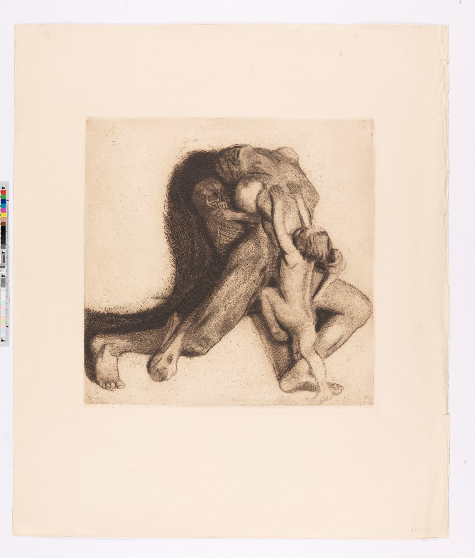 Eine nackte Frau werden in verrenkter Körperhaltung von hinten von einem Skelett die Arme hinter dem Rücken gehalten. Die knöchernen Beine des personifizeirten Todes klammern sich um die rignenden Beine der Frau. Ihr Kopf ist mit schmerzlichem Ausdruck weit nach hinten geworfen. Ein nacktes Kind reckt sich vor ihr nach oben und legt die Hände auf ihren Brustkorb.