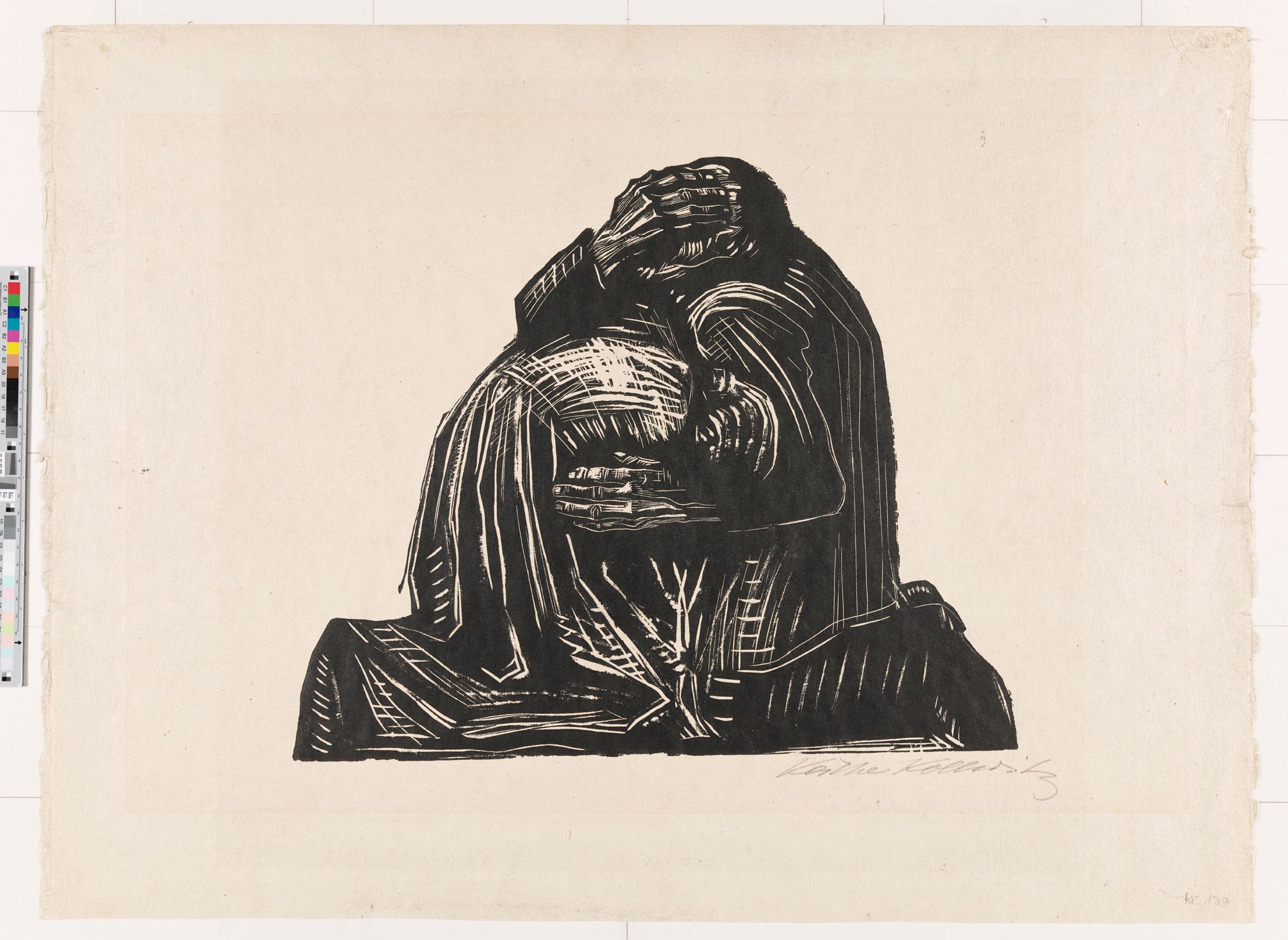 Ein Mann und eine Frau knieen auf dem Boden. Der Kopf der Frau ist in der Armbeuge des Mannes versunken, der Mann bedeckt sein Gesicht mit seiner rechten Hand.