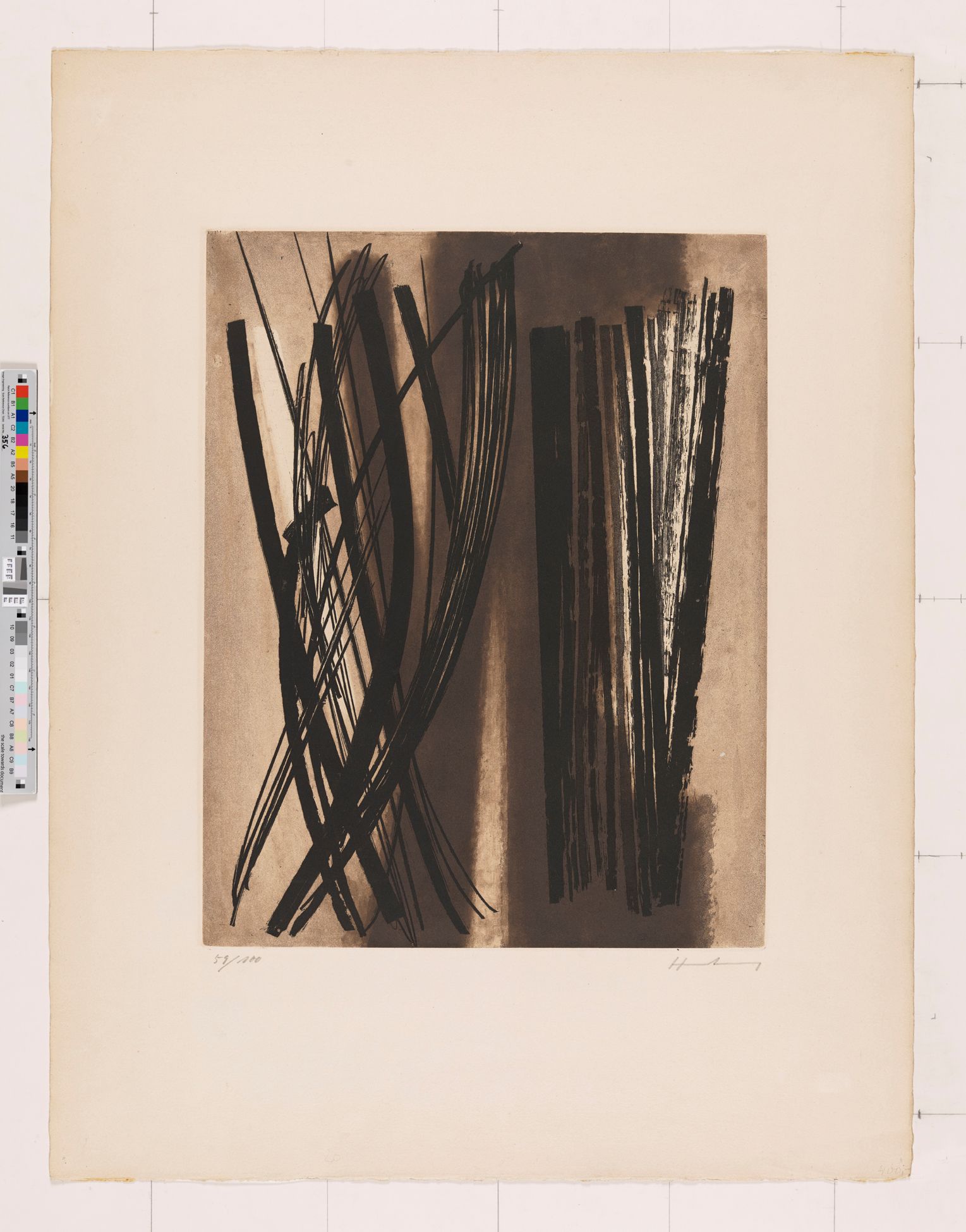 Abstraktes Bildmotiv. Schwarze, schräge und gewellte Striche auf braun und beigem Untergrund. 