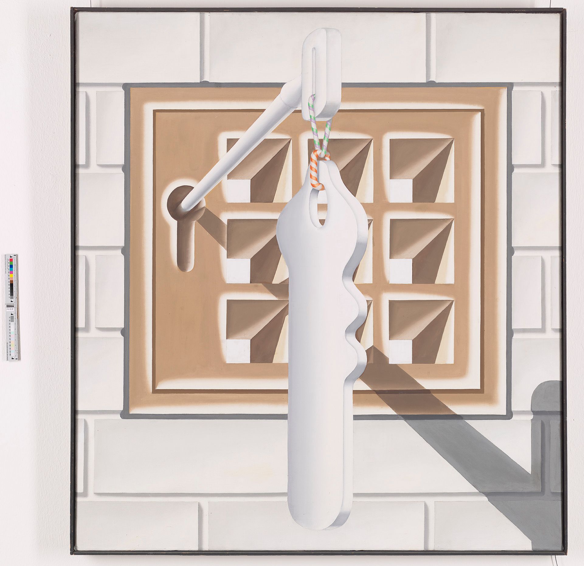 Dargestellt ist eine weiße Mauer, in deren Mitte sich ein braunes Gitter mit Schlüsselloch befindet. Im Schlüsselloch steckt ein Schlüssel von dessen Kopf ein weiterer Schlüssel an einem Band hinab hängt.