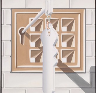 Dargestellt ist eine weiße Mauer, in deren Mitte sich ein braunes Gitter mit Schlüsselloch befindet. Im Schlüsselloch steckt ein Schlüssel von dessen Kopf ein weiterer Schlüssel an einem Band hinab hängt.