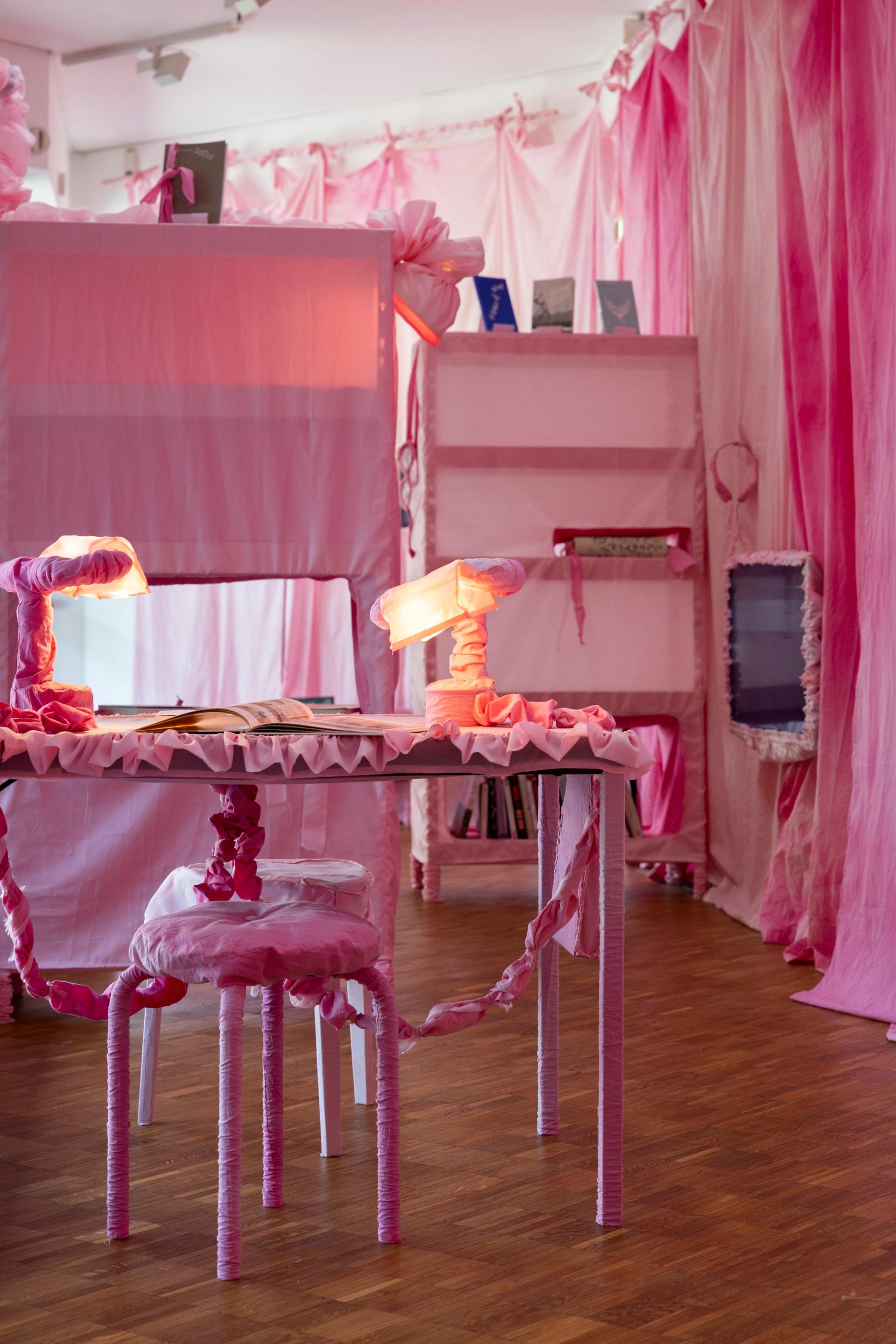 Lisa Klosterkötter, Ein Hauch von Bibliothek (Projekt: Ein Dorf), Kunstmuseum Gelsenkirchen 2026, Foto: Bozica Babic, Kunststiftung NRW