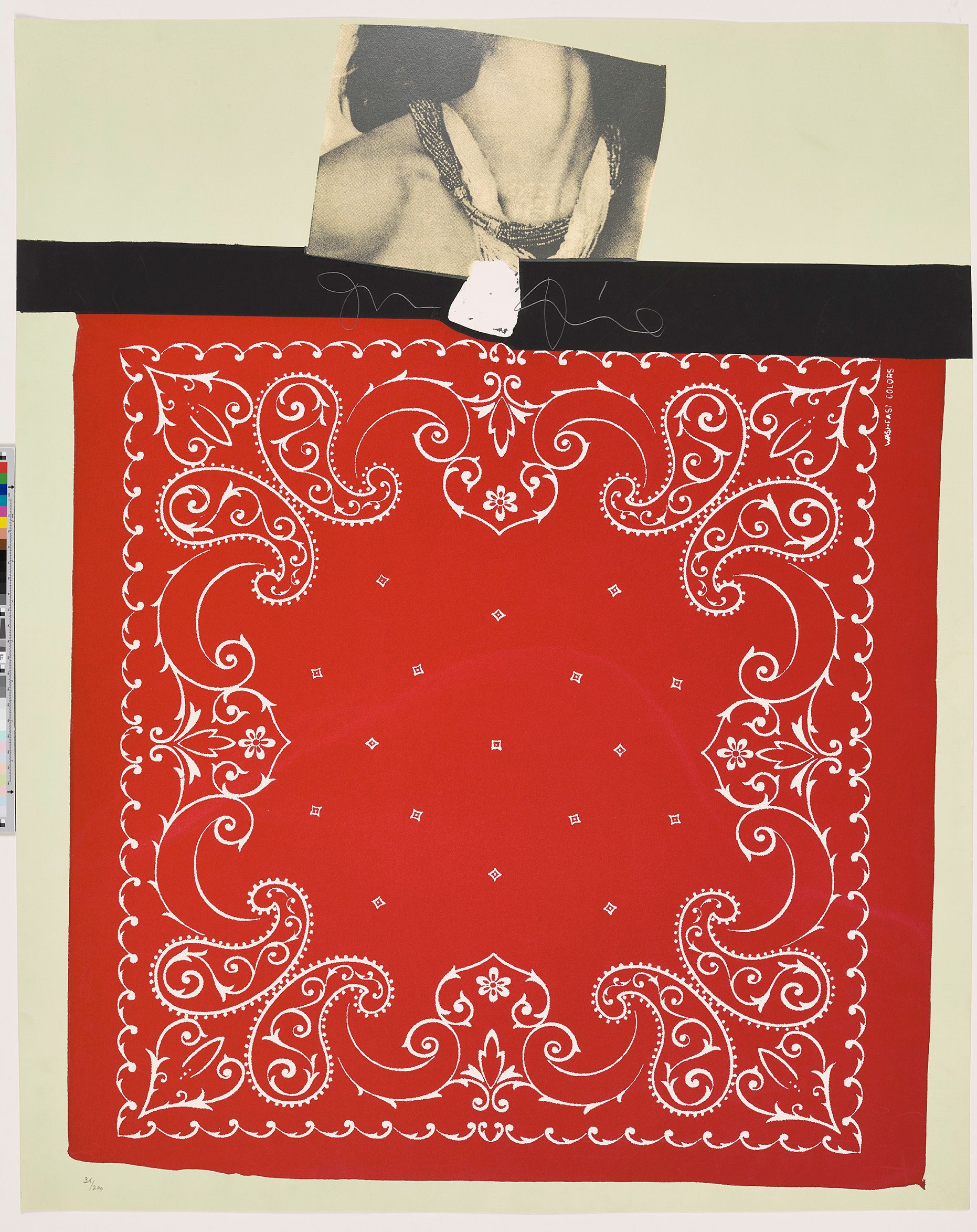 Pop-Art Fotografie. Rotes Bandana mit weißem Muster. Darüber ein schwarzer Balken und ein Foto von einem Frauenhals. 