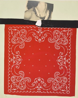 Pop-Art Fotografie. Rotes Bandana mit weißem Muster. Darüber ein schwarzer Balken und ein Foto von einem Frauenhals.