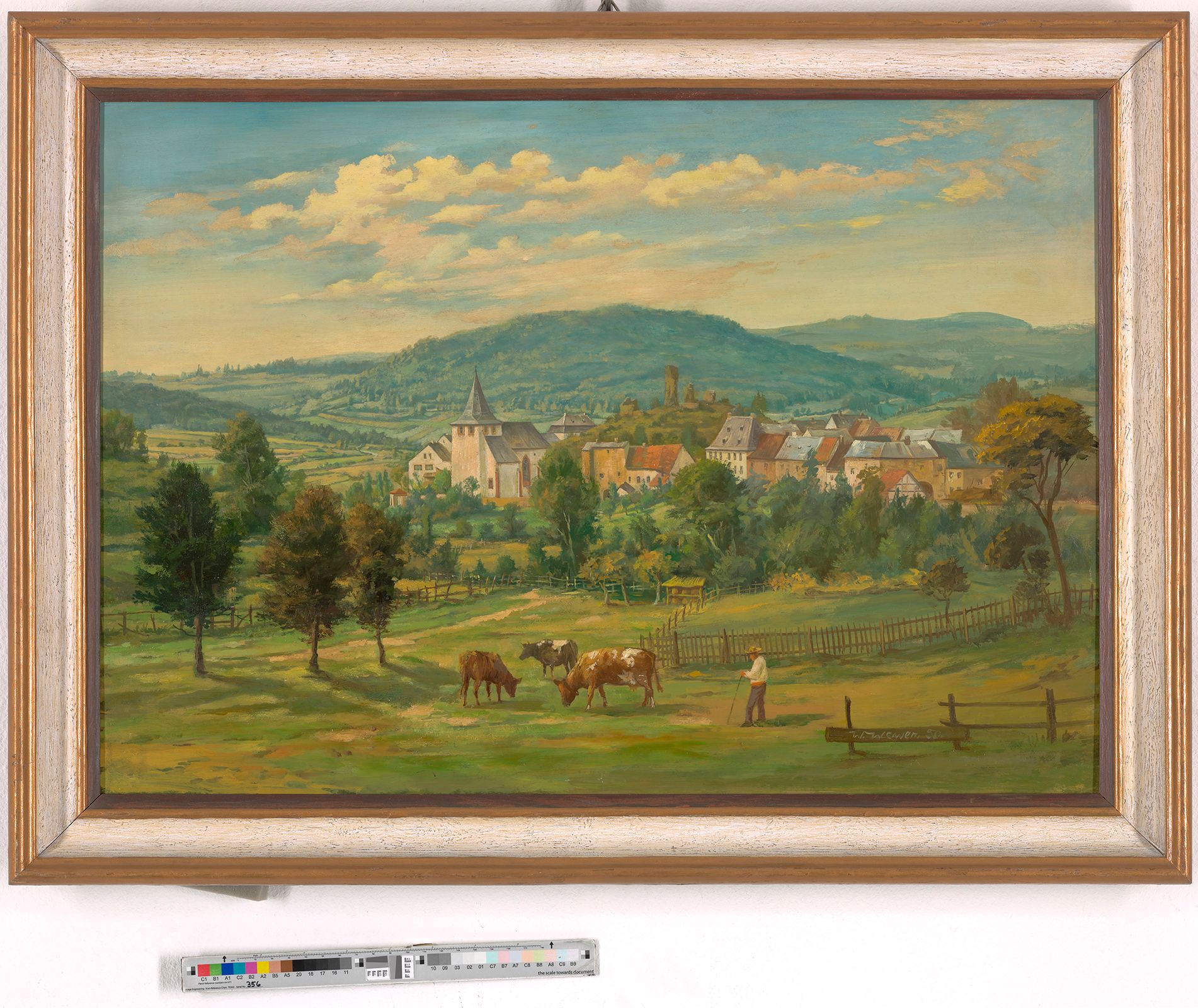 Landschaftsmalerei. Blick auf ein Dorf. Im Vordergrund befindet sich eine Weide auf dieser stehen Kühe und ein Bauer. Im Hintergrund erkennt man eine Berglandschaft.