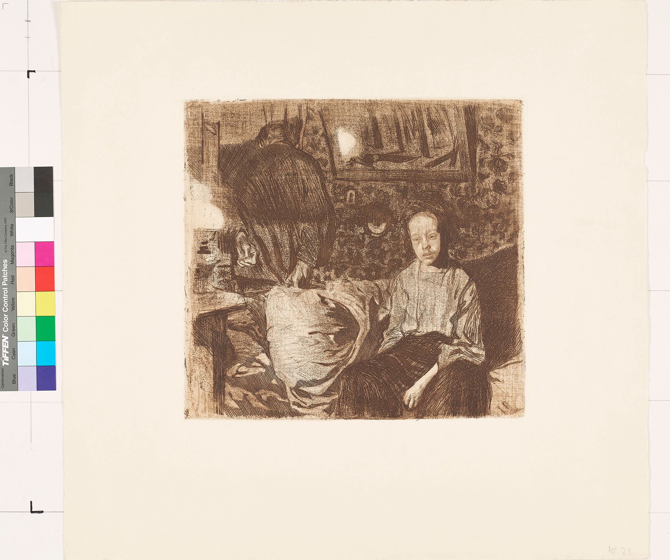 Eine Frau mit kahlem Kopf sitzt mit abwesendem blick auf einem Bett, von dem sich links ein Mann mit auf dem Rücken verschränkten Händen abwendet.