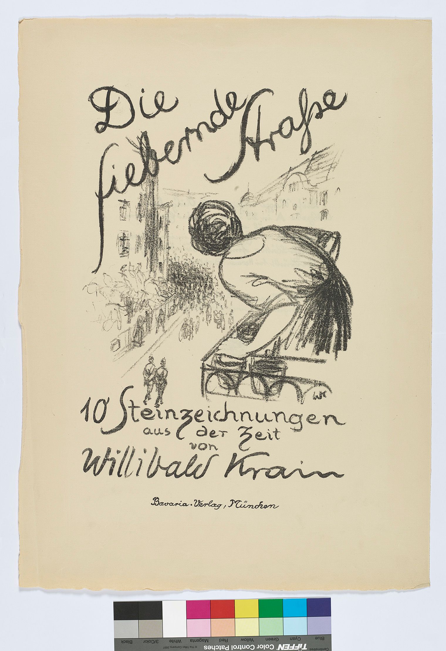 Titelblatt zu Willibald Krains "Die fiebernde Straße. 10 Steinzeichnungen aus de Zeit". eine Frau auf einem Balkon blickt auf die Straße unter ihr, auf der sich im Hintergrund eine große Menschenmenge bewegt. Zwei Polizisten mit Tschakos gehen mit auf dem Rücken verschränkten Armen auf sie zu.