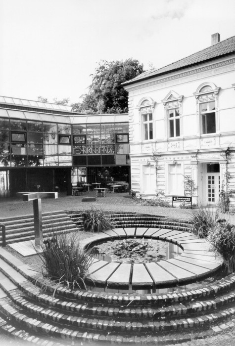 Blick auf den Brunnen vor dem Museum in Blickrichtung Villa Pöppinghaus und Übergang Neubau. Foto: StadtA Ge, FS I 7794