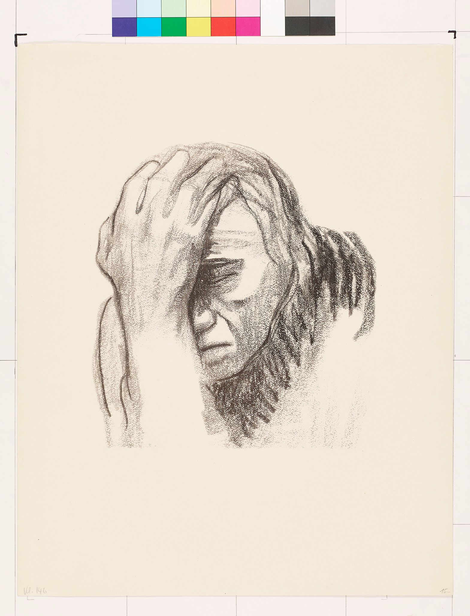 Eine Frau bedeckt ihre Stirn mit der Hand und vergräbt ihr Gesicht hinter ihrem Arm.