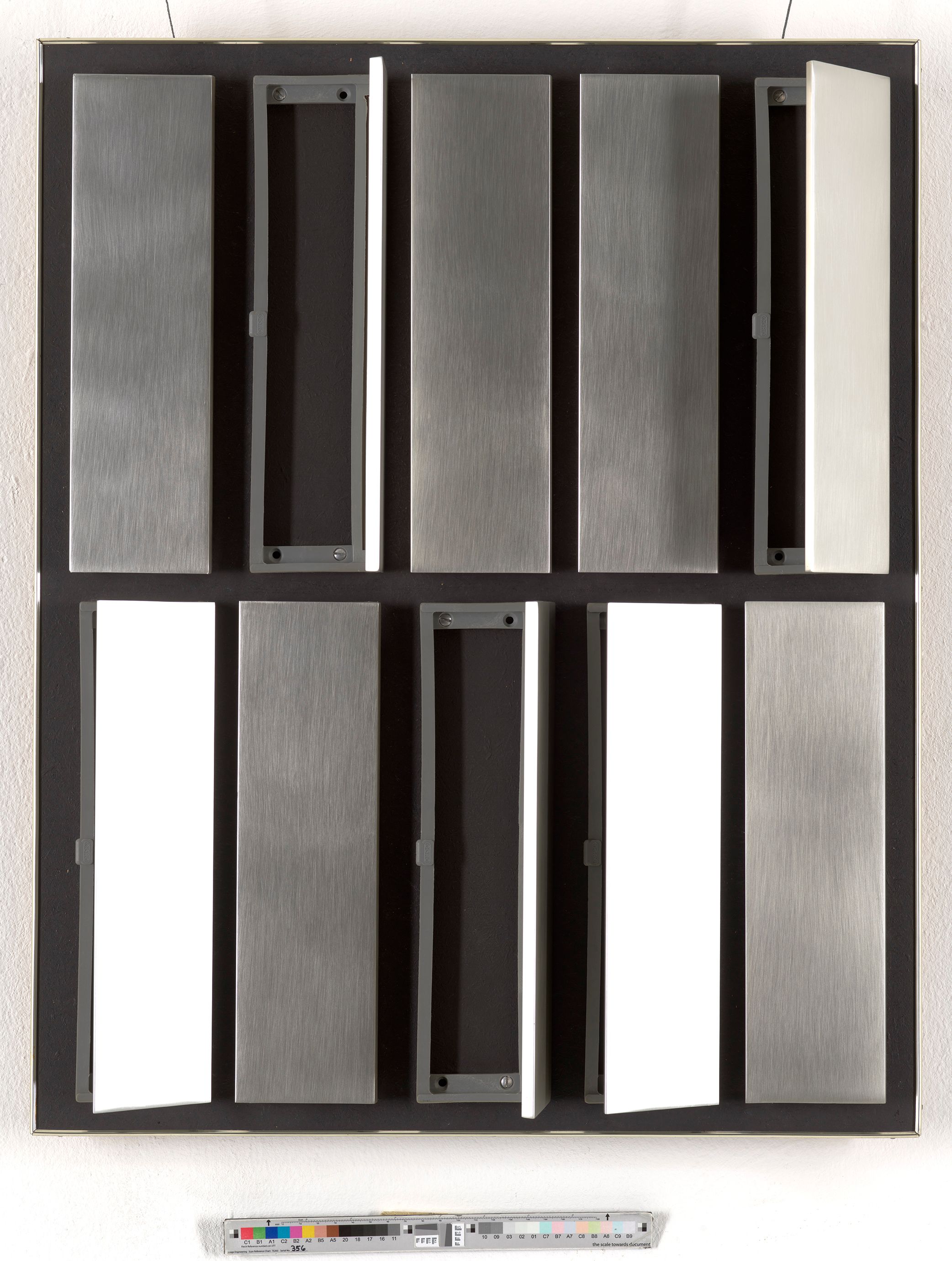 Briefkastendeckel auf schwarzem Untergrund. 