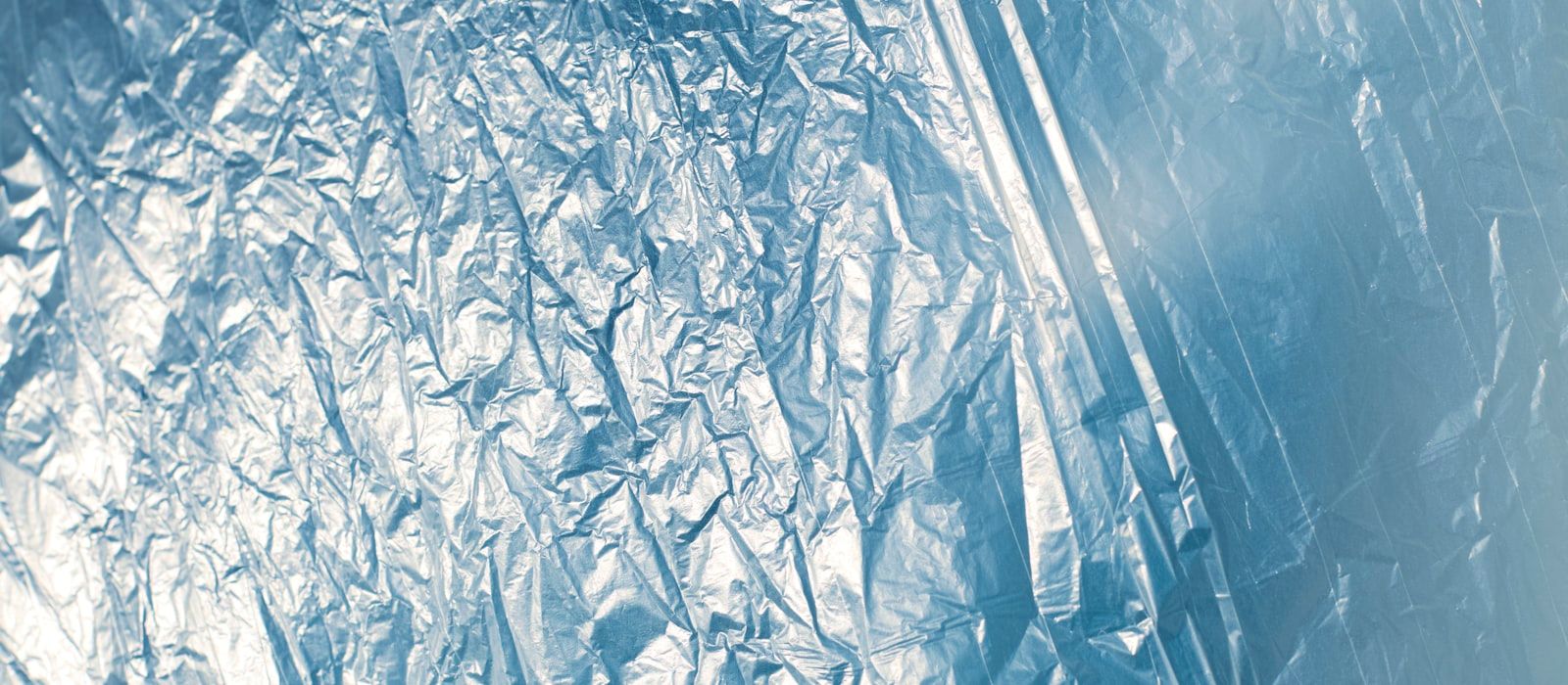 Mavi tonlarda kırışık şeffaf ambalaj plastiği dokusu